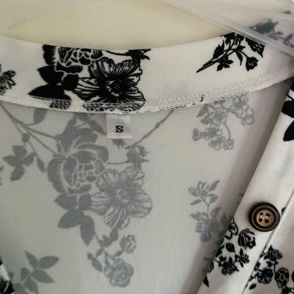 Black and White Flutter Sleeve Wrap Sundress - Picture 5 of 8